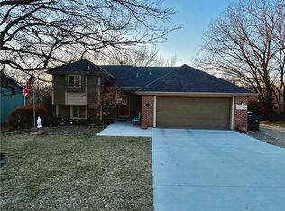 1039 Lakecrest Rd, Lawrence, KS 66049