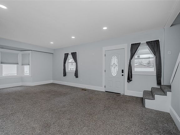 2nd image of 933 Oak St