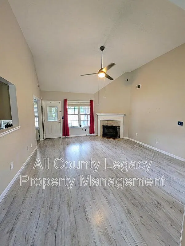 3 bed, 2.0 bath, 1514 sqft, $2,195 — Photo 2
