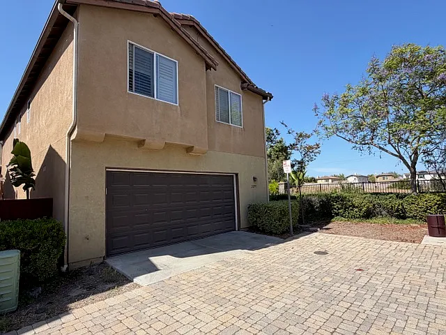 2297 Treetop Ln — Photo 32