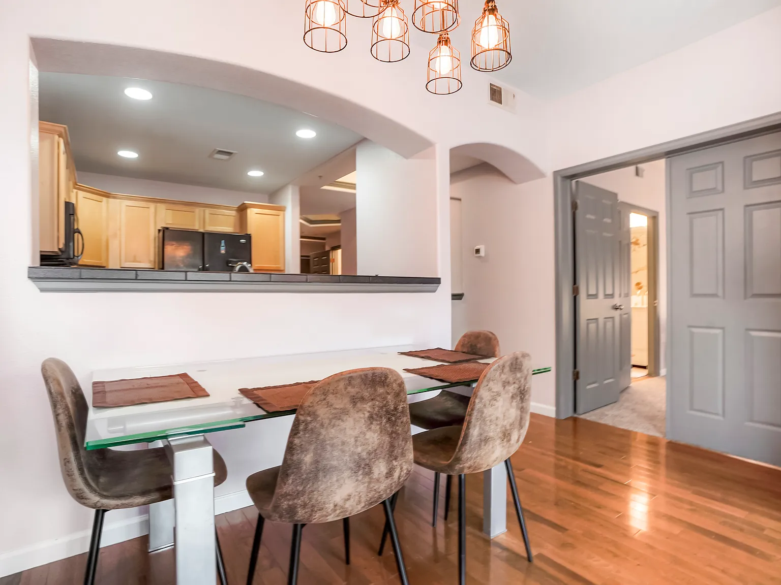 2 bed, 1038 sqft, $2,600 — Photo 2