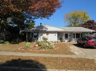 15 Sweetbriar Ln, Levittown, PA 19055