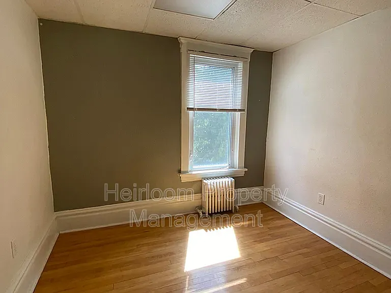 922 E 5th St — Photo 10