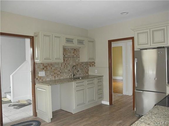 5th image of 425 Courtland Ave