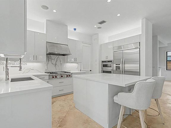 5th image of 2561 Trapp Ave