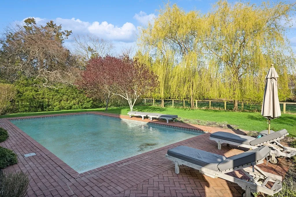 Quogue South Newly Renovated with Five Bedrooms and Heated Pool — Photo 4