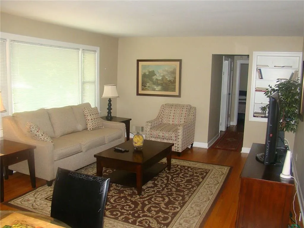 3 bed, 1.0 bath, 1215 sqft, $2,100 — Photo 4