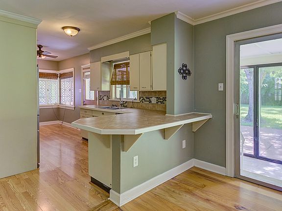 4th image of 1704 Eisenhower Dr
