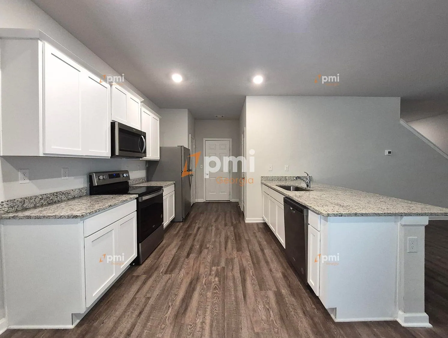 3 bed, 2.5 bath, 1915 sqft, $2,055 — Photo 2
