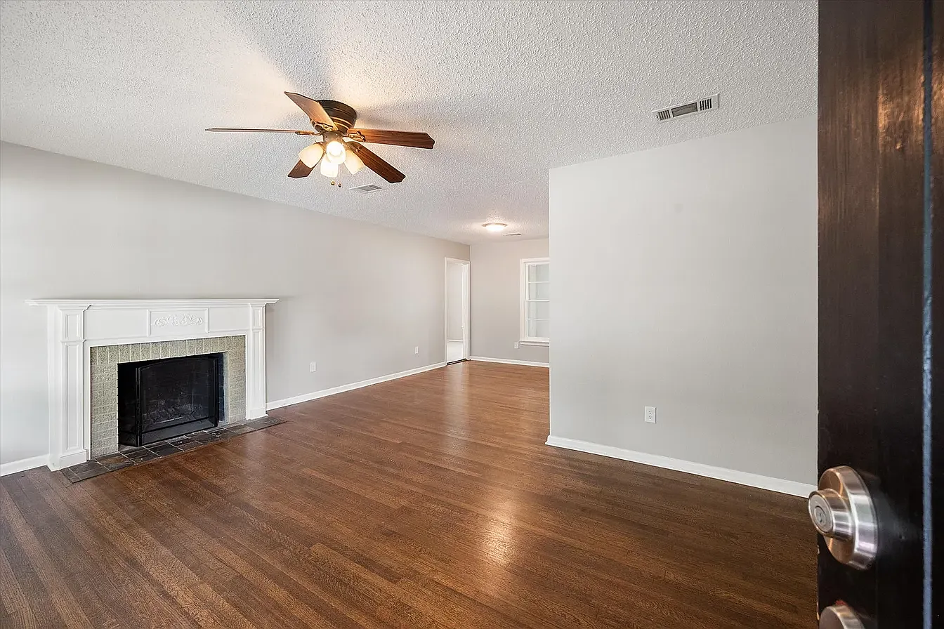 3 bed, 1270 sqft, $3,450 — Photo 3