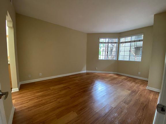 4th image of 1401 Ambassador St #107