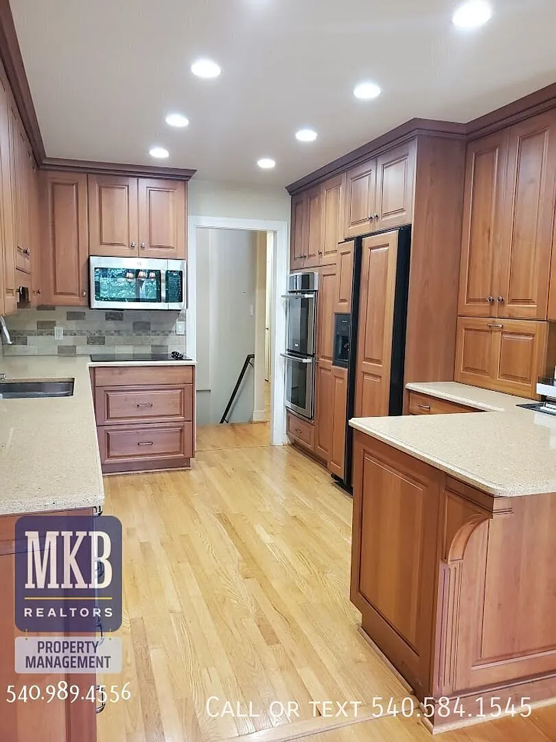 Wonderful home in Hunting Hills Community in South Roanoke County — Photo 2