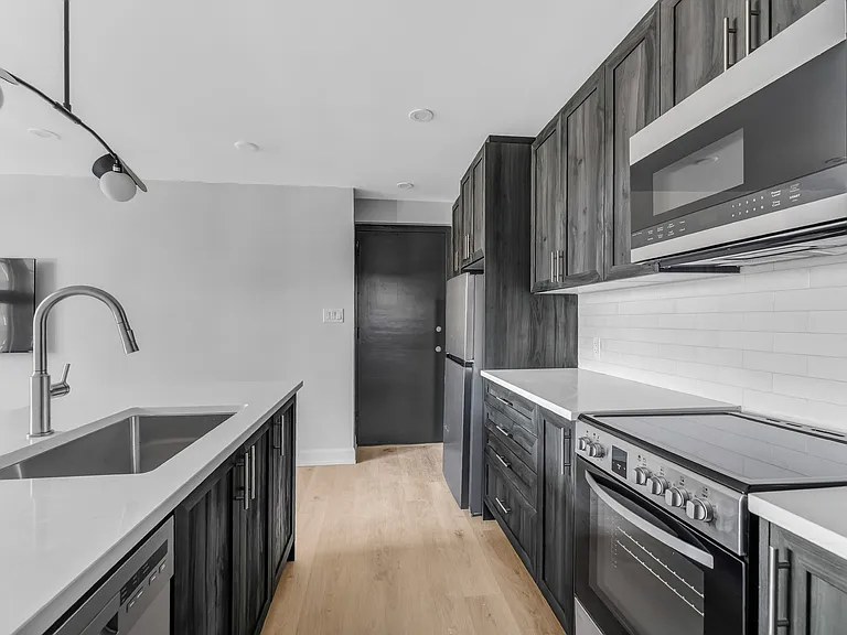 658 Somerset St W — Photo 6