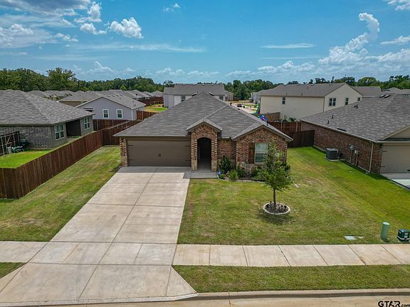 2nd image of 604 N River Oaks Ln