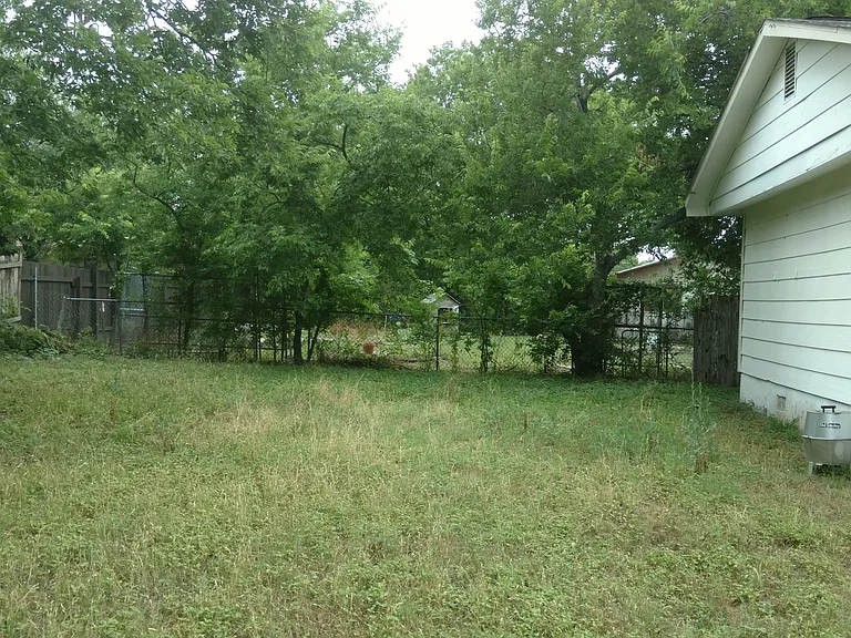 107 E Powell Ln — Photo 6