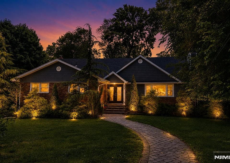 1st image of 375 Queens Ct