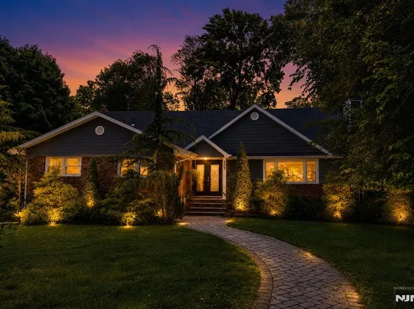 375 Queens Ct, Ridgewood, NJ 07450