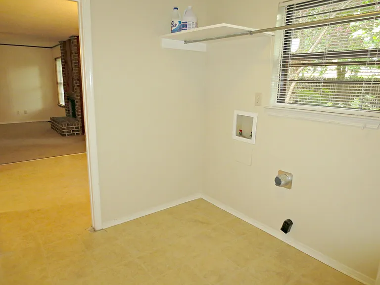 711 Southern Ct — Photo 8
