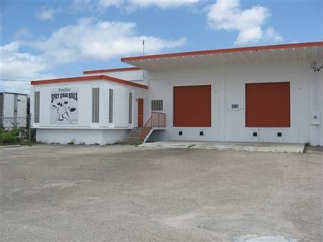 4th image of 2461 Palm Ave