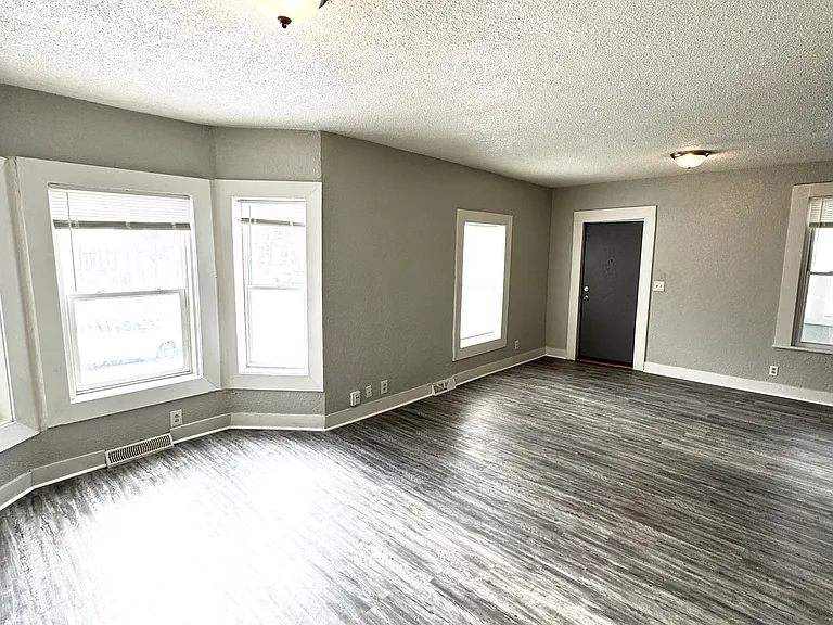 858 Kalamazoo Ave SE — Photo 4