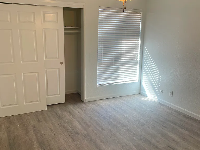 208 N Crenshaw St — Photo 15