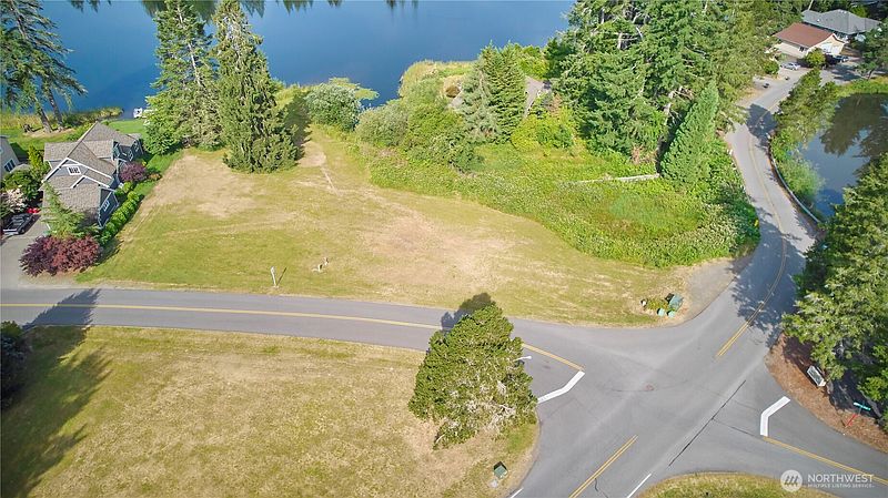 3rd image of 40 E Lakeshore Drive