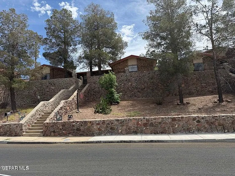 504 E University Ave — Photo 1