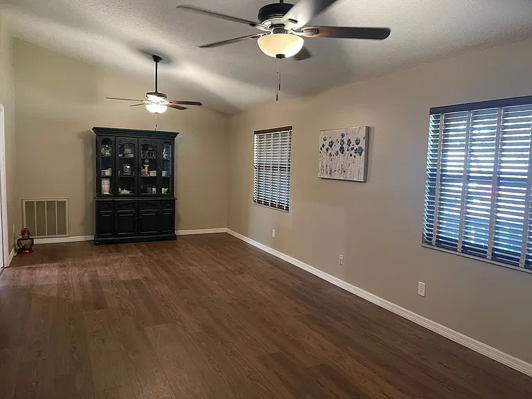 213 Bloomingfield Dr — Photo 3