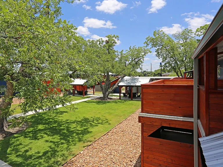 Axiom Apartments — Photo 10