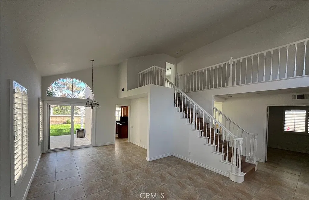 3 bed, 2011 sqft, $5,300 — Photo 3
