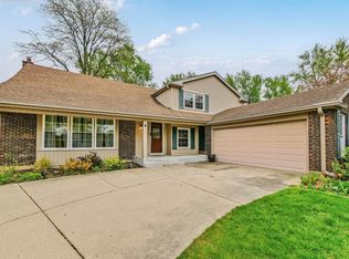 943 N Crestview Dr, Palatine, IL 60067