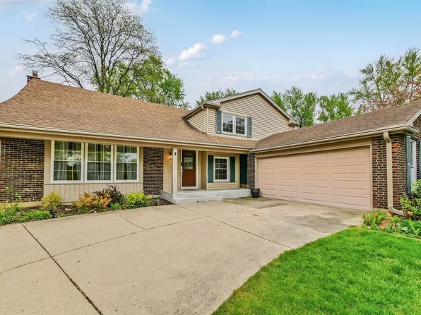 943 N Crestview Dr, Palatine, IL 60067