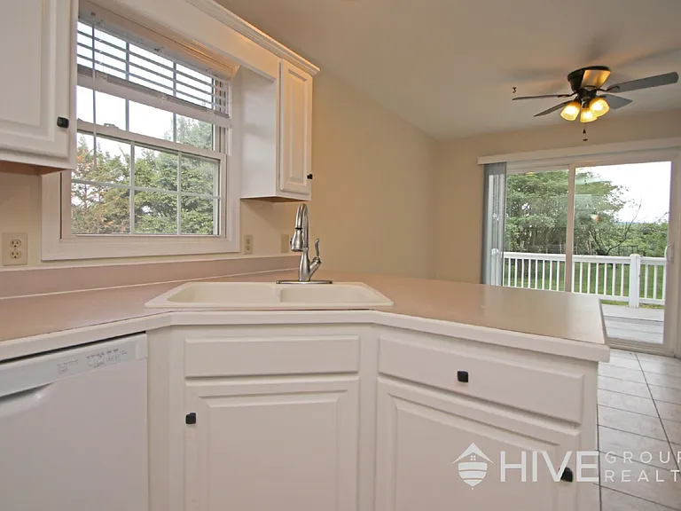 1345 Goldfinch Dr — Photo 9