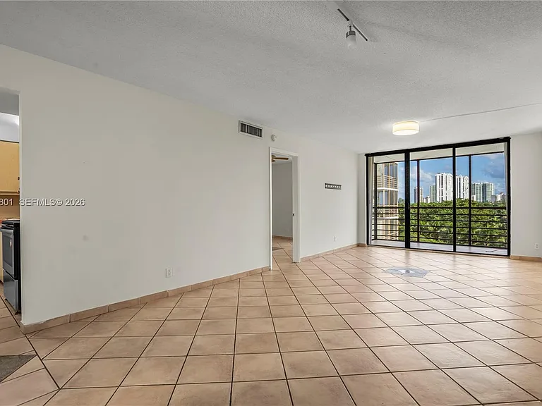 20500 W Country Club Dr #607 — Photo 4