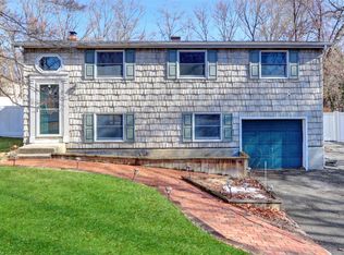 325 Old Town Rd, East Setauket, NY 11733