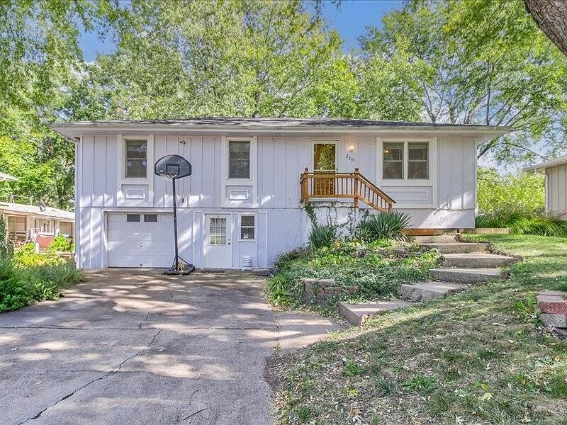 1st image of 2203 SE Park Ave