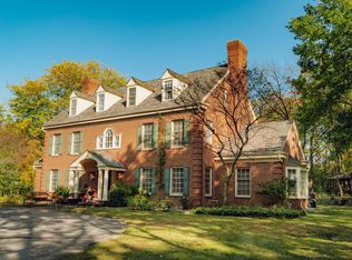 1218 N Lost Woods Rd, Oconomowoc, WI 53066