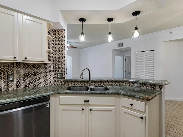 10103 Myrtlewood Cir W — Photo 8