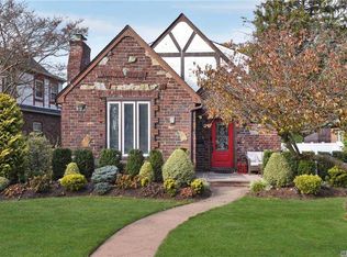 221 Rider Ave, Malverne, NY 11565