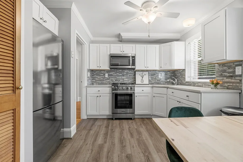 2 bed, 1.0 bath, 726 sqft, $2,800 — Photo 2