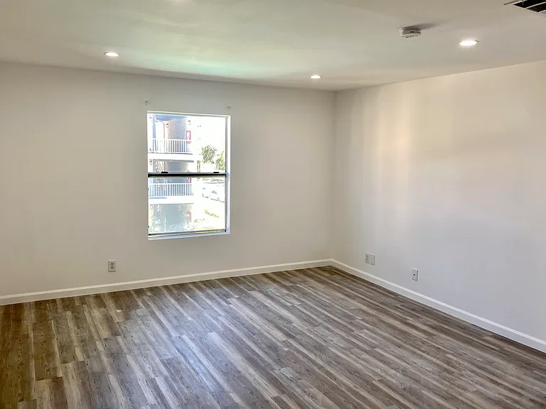 14914 Hamlin St #103 — Photo 8