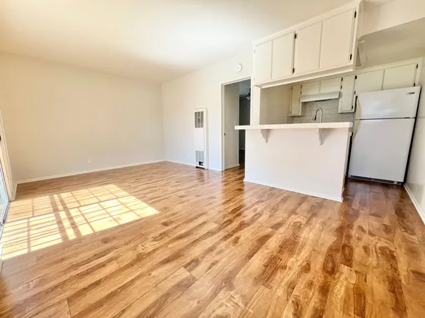 Bright 1BR/1BA First-Floor Apartment with Hardwood Floors, 3225 E 10th St #3225, Long Beach, CA 90804