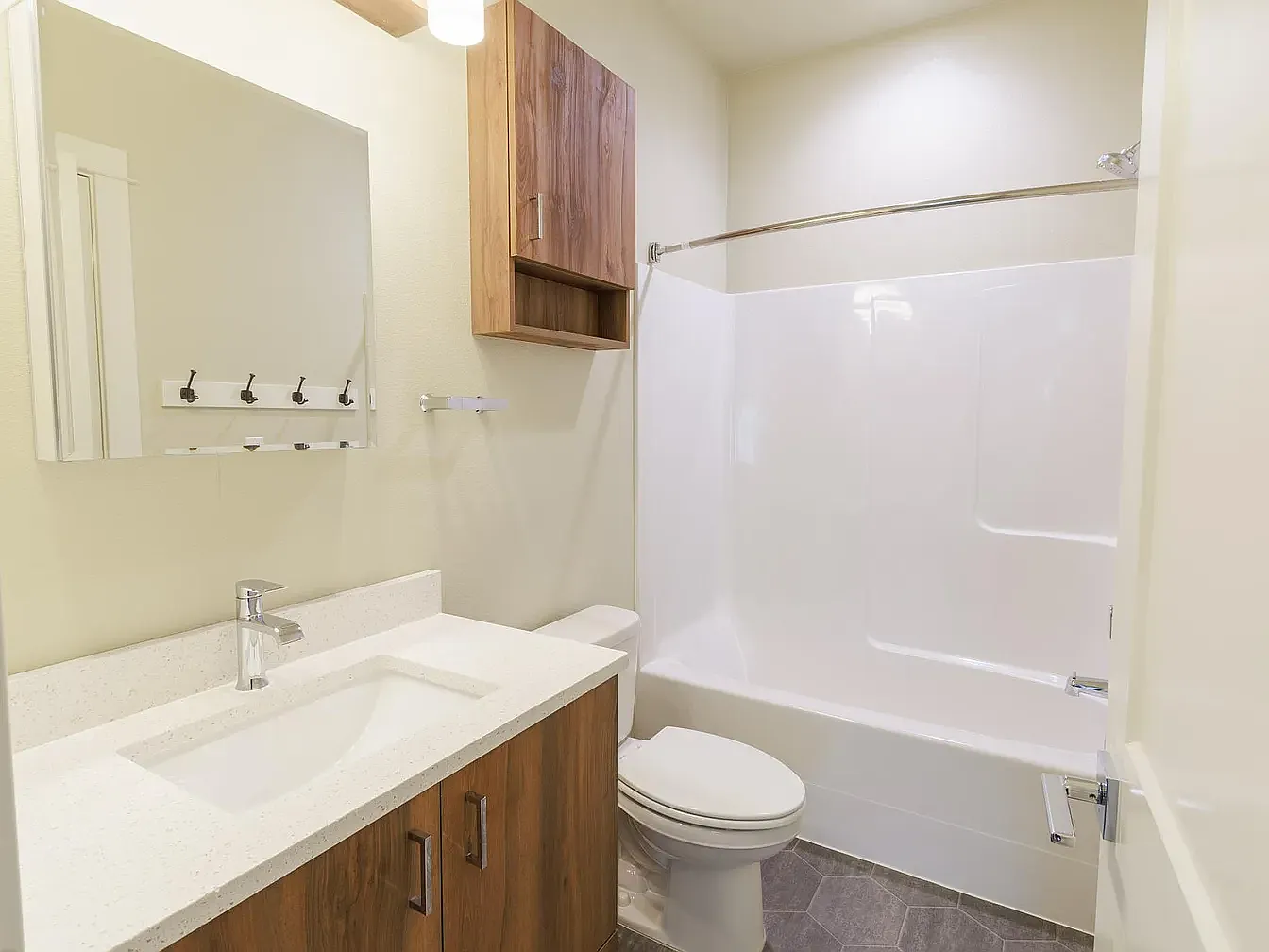 5 bed, 1818 sqft, $980 — Photo 4