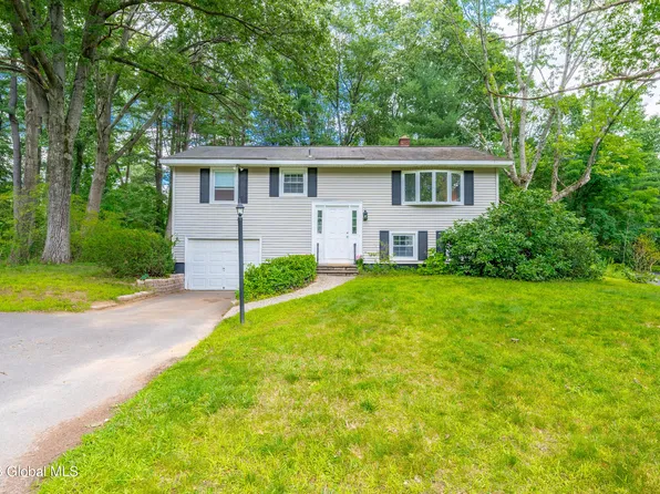17 New Castle Road, Halfmoon, NY 12065