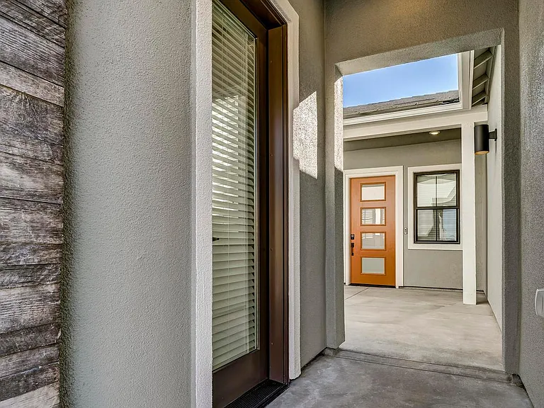 924 Solarium Dr — Photo 3