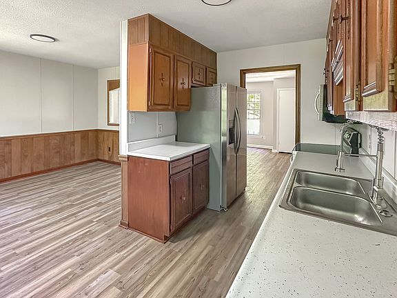 4th image of 921 Essex Dr