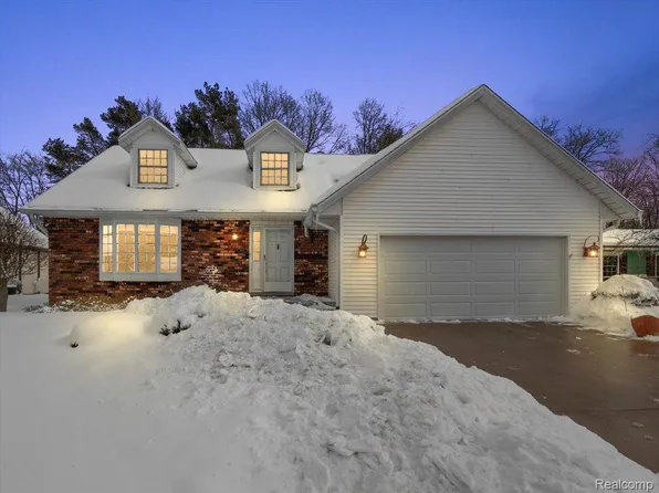 3582 Old Farm Ln, Fort Gratiot, MI 48059