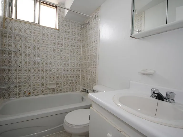 2772 Barton St E — Photo 8