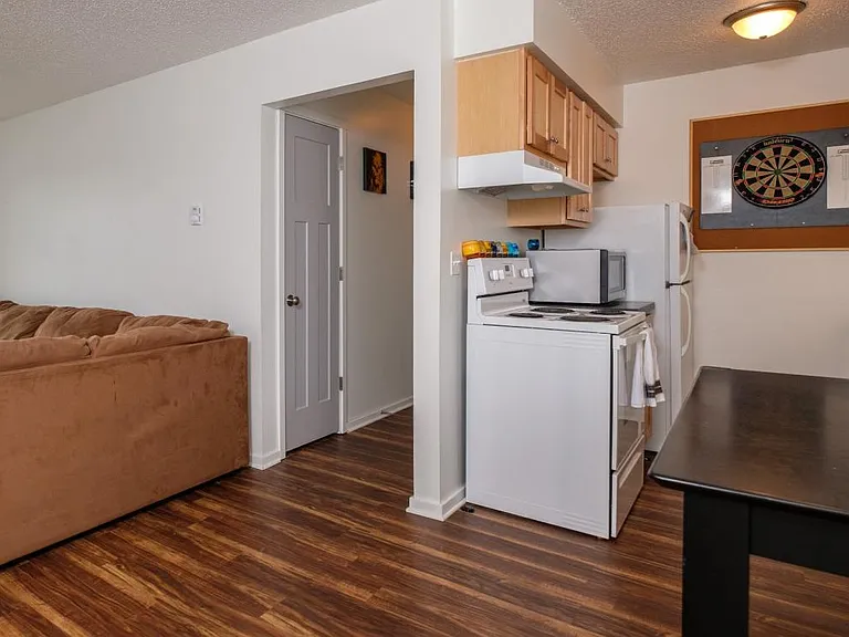102 Oak Blvd — Photo 3