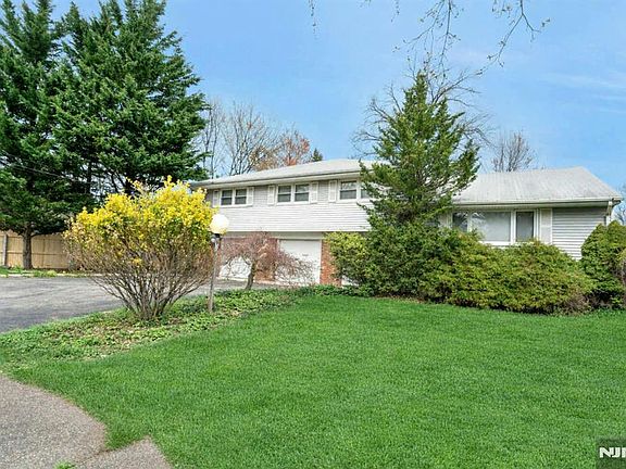 4th image of 9 Hemlock Dr